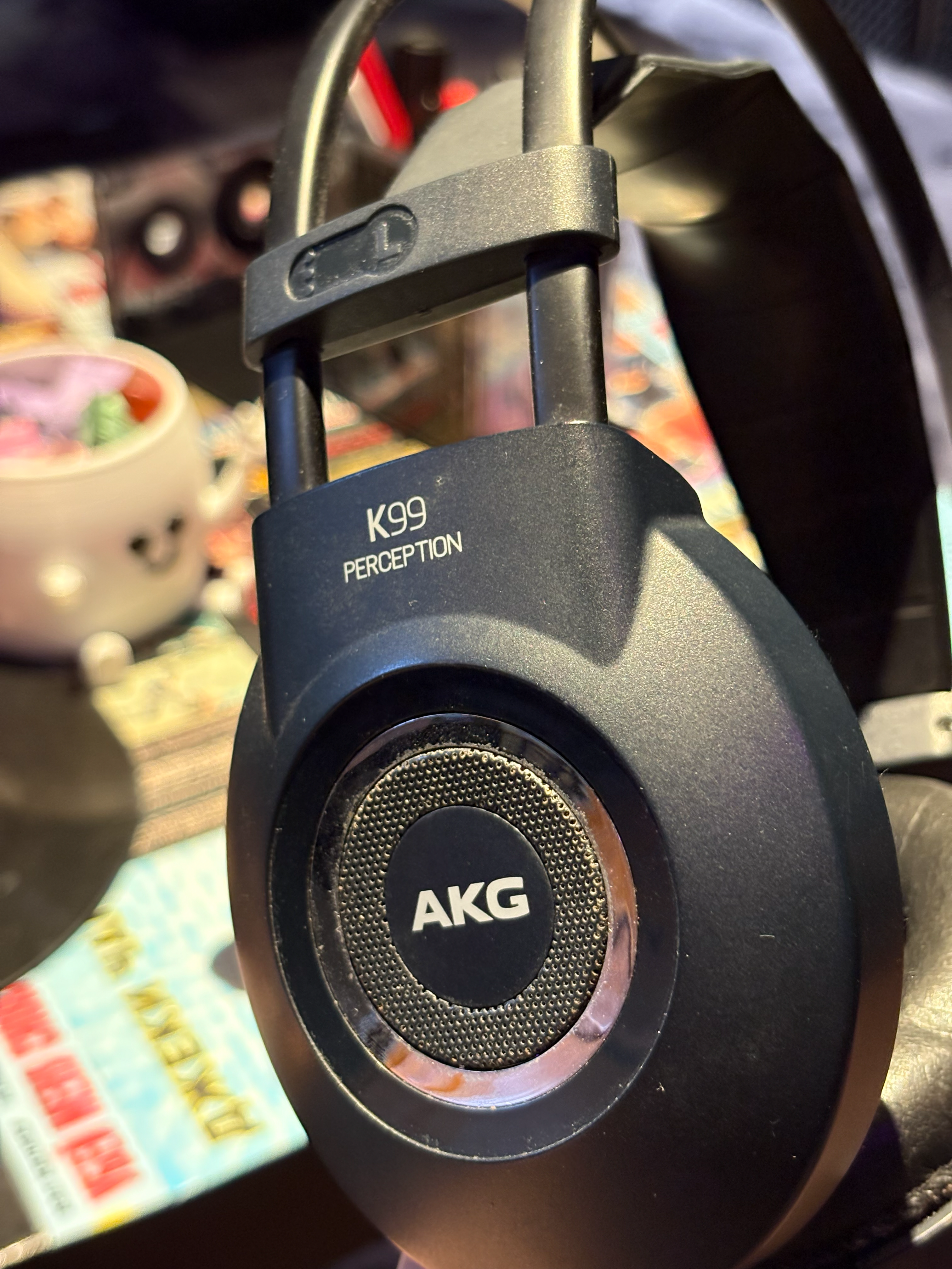 AKG K712